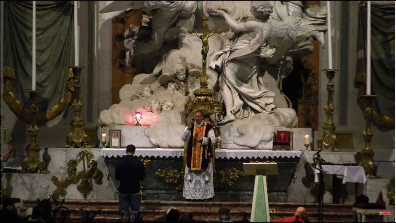 A RARE OCCURRENCE: Latin Mass at the High Altar, Chartres Cathedral